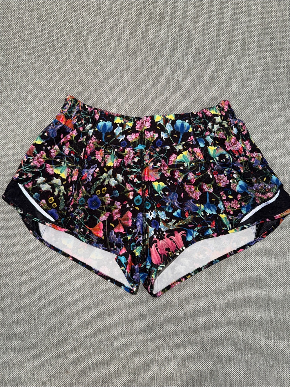 Lululemon athletic shorts hotty hot style in flowerscape pattern size 6